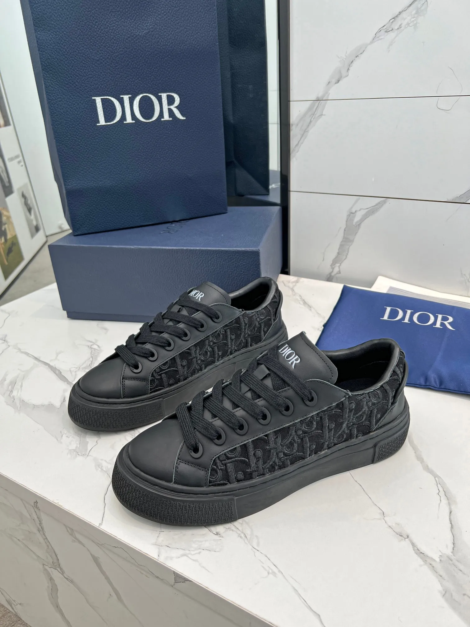 👟👟Ex-factory price 560👟👟 Women's Shoes Women's B33 Sports Tennis Shoes - Navy Blue Embroidered Model 2024 Spring New Style, a new interpretation of the classic tennis shoes, the fashionable silhouette highlights the heavy texture, carefully made of navy blue smooth cow leather, decorated with cream white three-dimensional embroidered Oblique print panels, and decorated with Dior It's distinguished by a logo-embossed padded tongue, wide white mohair laces and tonal brass eyelets with a matte finish. The cream-white Oblique print-effect rubber sole is enhanced by the contrasting Dior 30 Avenue Montaigne logo on the back, adding a stylish edge to casual looks.